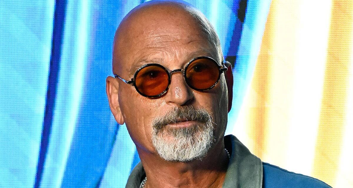 Les excuses rampantes de Howie Mandel auprès de Kelly Ripa après un échange gênant à l&rsquo;antenne – voir la vidéo