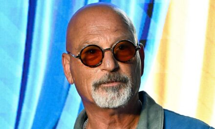 Les excuses rampantes de Howie Mandel auprès de Kelly Ripa après un échange gênant à l&rsquo;antenne – voir la vidéo