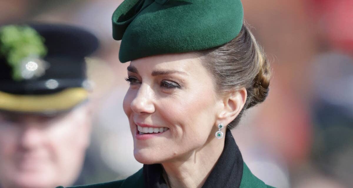 Kate Middleton apporte une touche cintrée à la taille à un look de 14 ans associé à un chignon brillant le jour de la Saint-Patrick