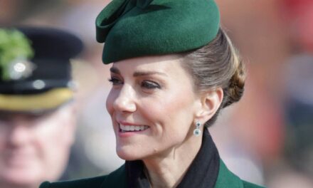 Kate Middleton apporte une touche cintrée à la taille à un look de 14 ans associé à un chignon brillant le jour de la Saint-Patrick