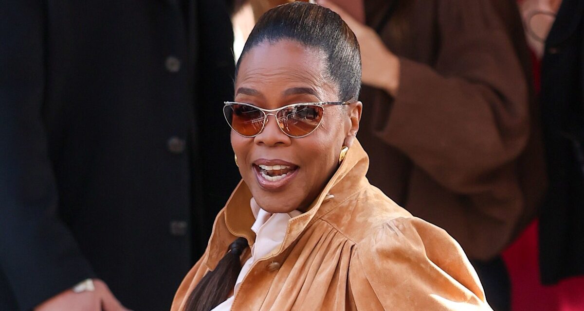 Oprah Winfrey met en valeur sa taille fine alors qu&rsquo;elle adopte son look « court » préféré à PFW