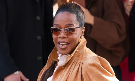 Oprah Winfrey met en valeur sa taille fine alors qu&rsquo;elle adopte son look « court » préféré à PFW