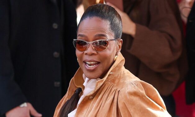 Oprah Winfrey met en valeur sa taille fine alors qu&rsquo;elle adopte son look « court » préféré à PFW