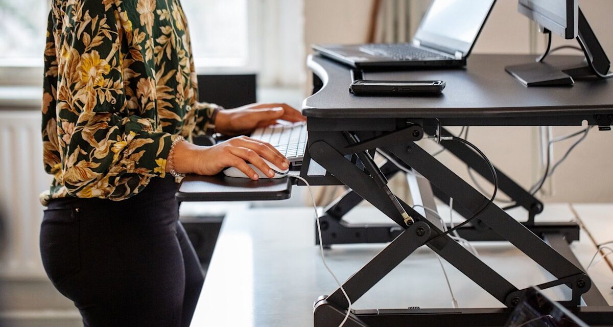Pourquoi les bureaux debout vous ruinent les jambes : des leçons cruciales que vous pouvez apprendre de vos grands-parents