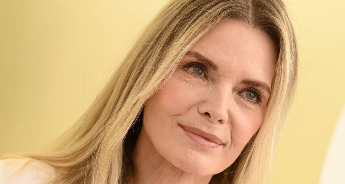 Michelle Pfeiffer ne jure que par cette routine à faible impact pour lutter contre la « perte musculaire » à 67 ans