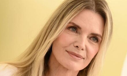 Michelle Pfeiffer ne jure que par cette routine à faible impact pour lutter contre la « perte musculaire » à 67 ans