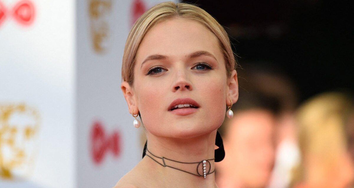 Gabriella Wilde parle sérieusement de la maternité, de son retour d&rsquo;actrice et pourquoi « c&rsquo;est vraiment difficile » de jongler avec les deux – exclusif