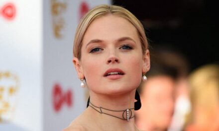Gabriella Wilde parle sérieusement de la maternité, de son retour d&rsquo;actrice et pourquoi « c&rsquo;est vraiment difficile » de jongler avec les deux – exclusif