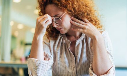 La psychologie dit que si vous vous sentez comme une « fraude », il y a souvent un trait surprenant qui se cache derrière cela.