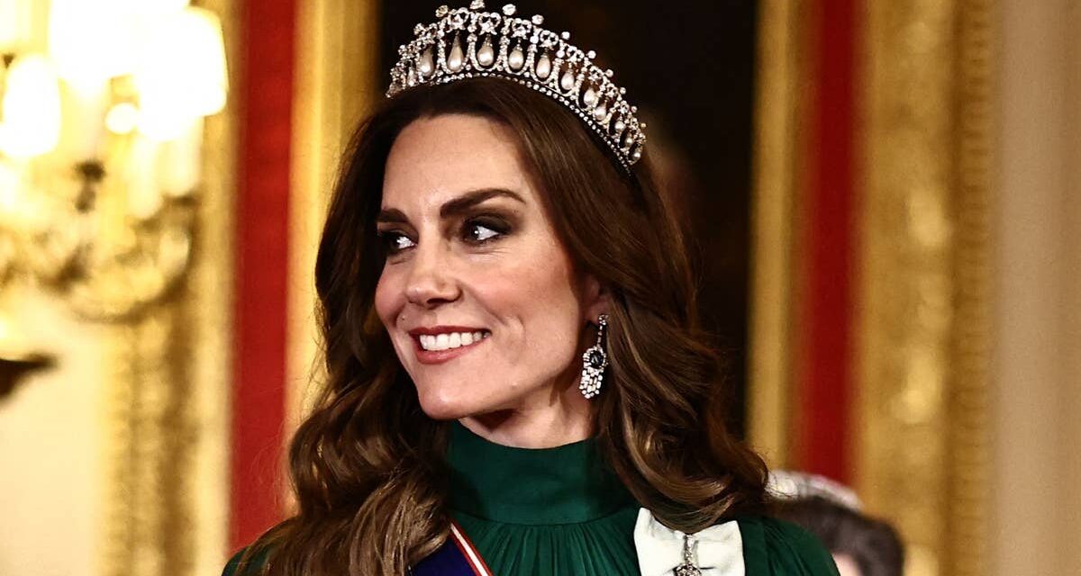 Kate Middleton est la belle du bal dans une robe verte gonflée au banquet d&rsquo;État