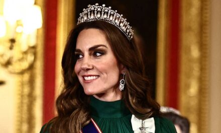 Kate Middleton est la belle du bal dans une robe verte gonflée au banquet d&rsquo;État