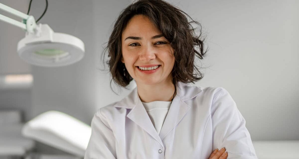 Les habitudes nocturnes recommandées par un dermatologue pour la peau ménopausée – et le « mythe » qui est réellement vrai