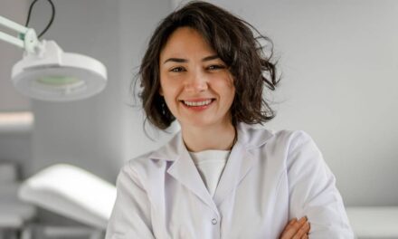 Les habitudes nocturnes recommandées par un dermatologue pour la peau ménopausée – et le « mythe » qui est réellement vrai