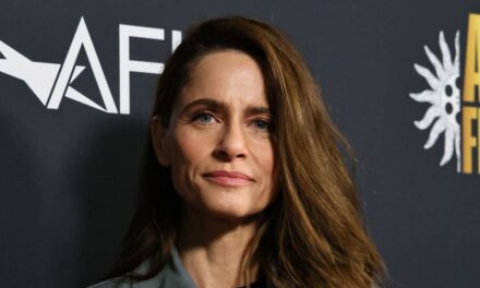 Amanda Peet donne un aperçu rare de la vie de famille en détaillant le soutien des enfants dans la lutte contre le cancer