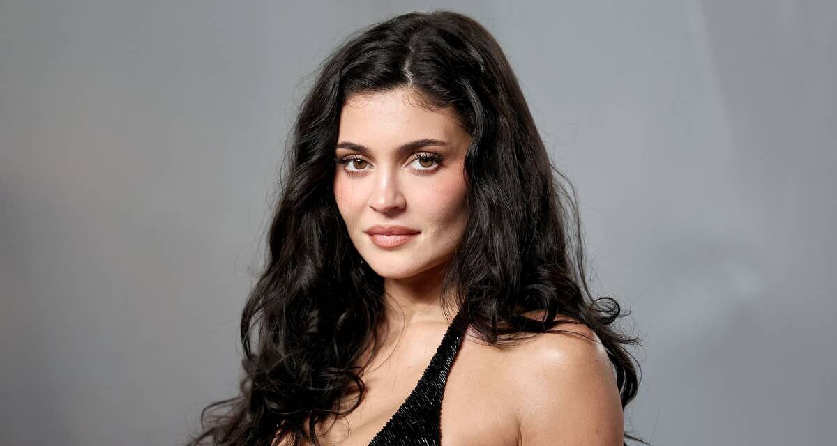 Kylie Jenner fait tourner les têtes avec des clichés audacieux en bikini alors qu&rsquo;elle partage un aperçu de son escapade tropicale