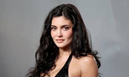 Kylie Jenner fait tourner les têtes avec des clichés audacieux en bikini alors qu&rsquo;elle partage un aperçu de son escapade tropicale