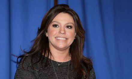 Rachael Ray étourdit sur une photo de plage alors qu&rsquo;elle fait une rare apparition lors d&rsquo;un événement prestigieux