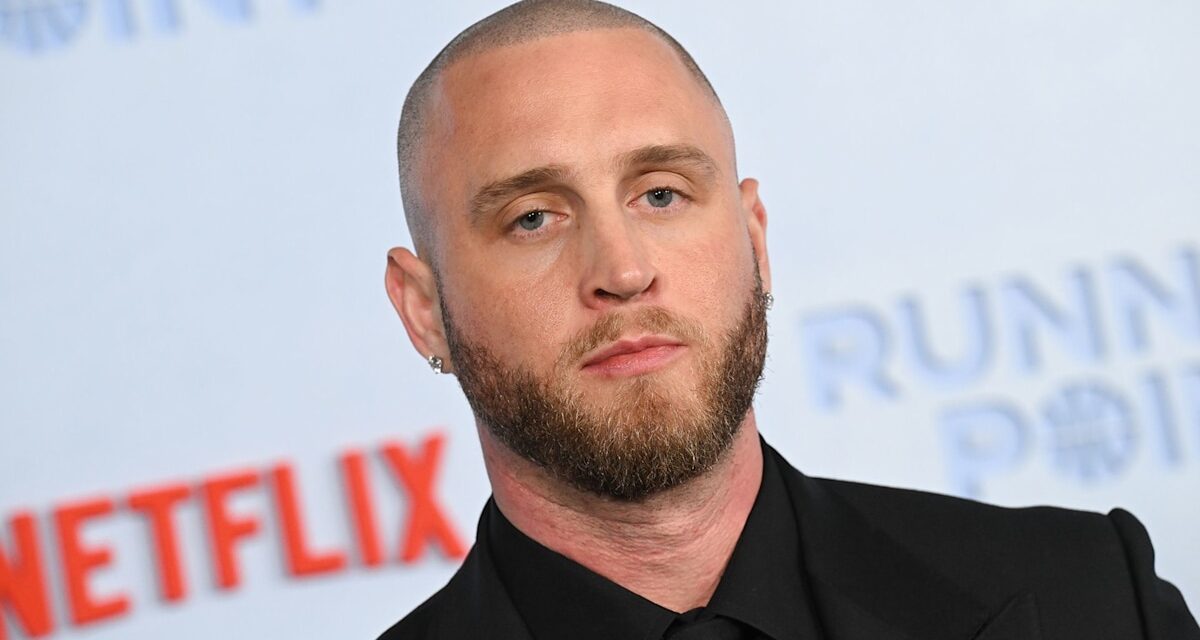 Chet, le fils de Tom Hanks, dévoile la transformation de sa dent alors qu&rsquo;il est « coincé » en Colombie