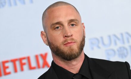 Chet, le fils de Tom Hanks, dévoile la transformation de sa dent alors qu&rsquo;il est « coincé » en Colombie