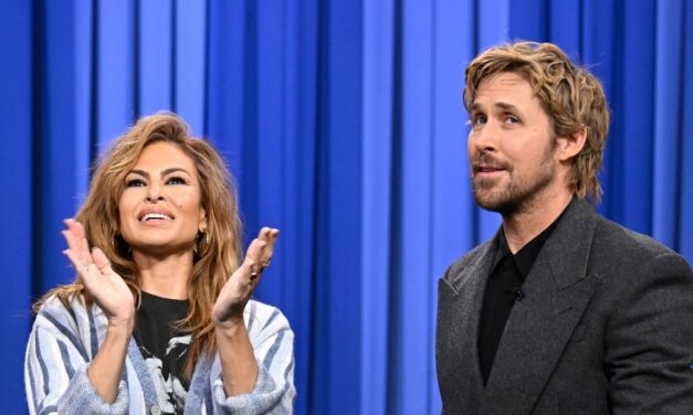 REGARDER Eva Mendes et Ryan Gosling envoient les fans dans l&rsquo;excès avec une apparition télévisée ultra-rare pour son 52e anniversaire