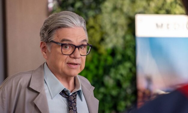 Oliver Platt de Chicago Med taquine le crossover « d&rsquo;actualité et actuel » One Chicago, quelle est la prochaine étape pour le Dr Charles – exclusif