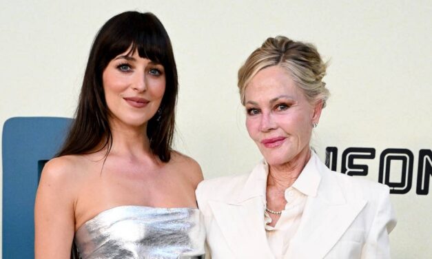 La campagne électrisante de sous-vêtements de Dakota Johnson suscite une grande réaction de la part de maman Melanie Griffith