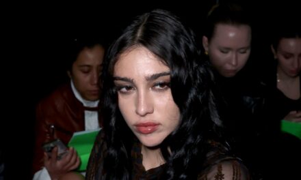 Lourdes Leon, la fille de Madonna, est époustouflante dans une robe entièrement transparente à Paris