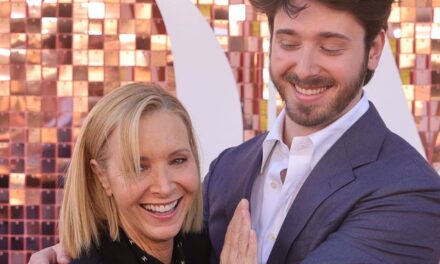 Lisa Kudrow fait une rare apparition publique avec son fils l&rsquo;acteur Julian Stern