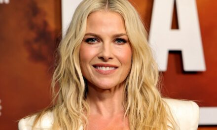 Ali Larter montre ses abdominaux dans un petit bikini lors d&rsquo;une escapade d&rsquo;anniversaire marquante