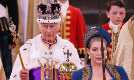 Penny Mordaunt a « volé la vedette » au roi Charles lors de son couronnement avec un moment d&rsquo;épée glamour, affirme un membre de la famille royale