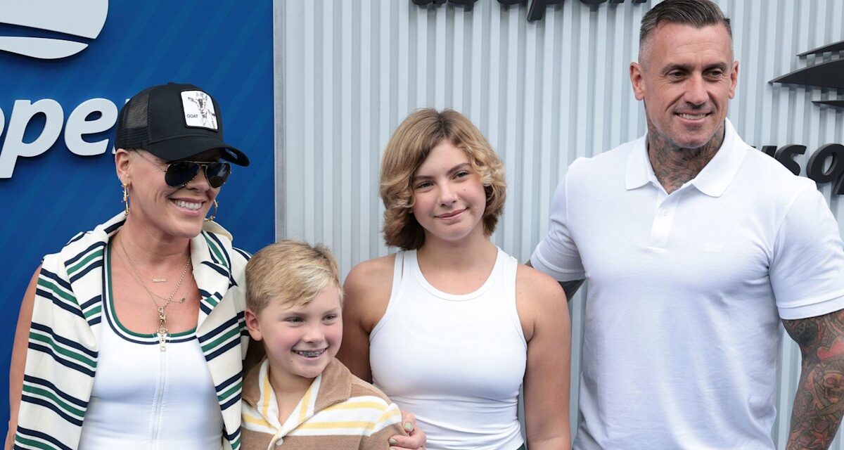 Pink et Carey Hart font front commun alors qu&rsquo;ils sortent avec leurs enfants à Broadway