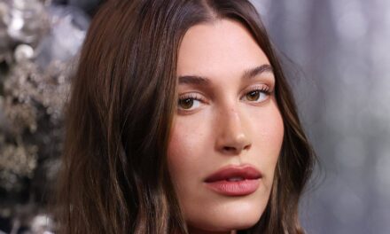 Hailey Bieber partage un look époustouflant dans une maison de 25 millions de dollars, vêtue rien d&rsquo;autre qu&rsquo;un bikini