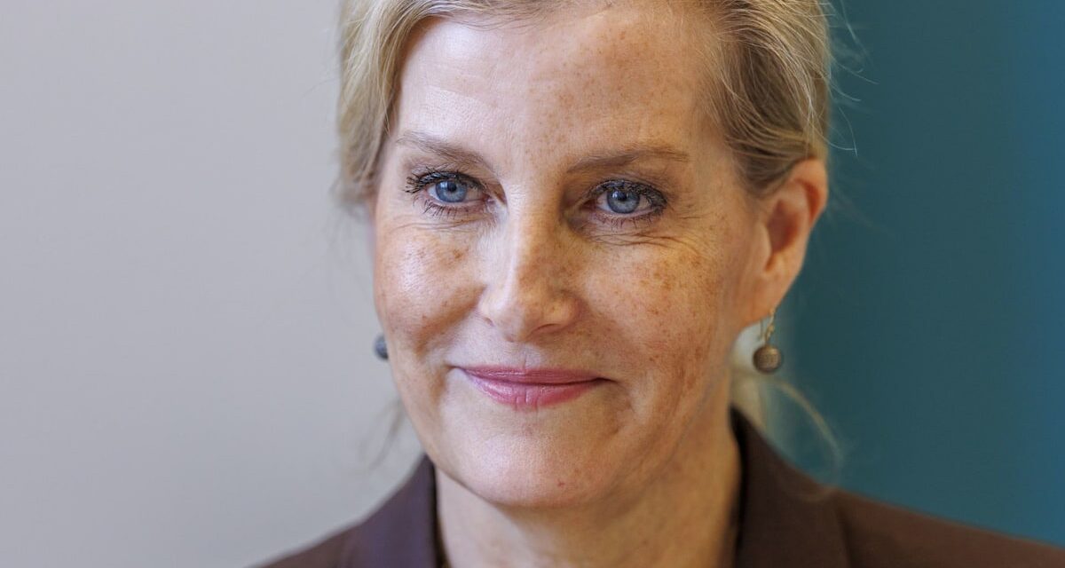 La duchesse Sophie expérimente des bottes Jimmy Choo « effrontées » d&rsquo;une valeur de 1 000 £ – avec le talon le plus fin