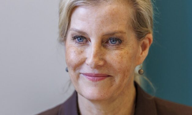 La duchesse Sophie expérimente des bottes Jimmy Choo « effrontées » d&rsquo;une valeur de 1 000 £ – avec le talon le plus fin