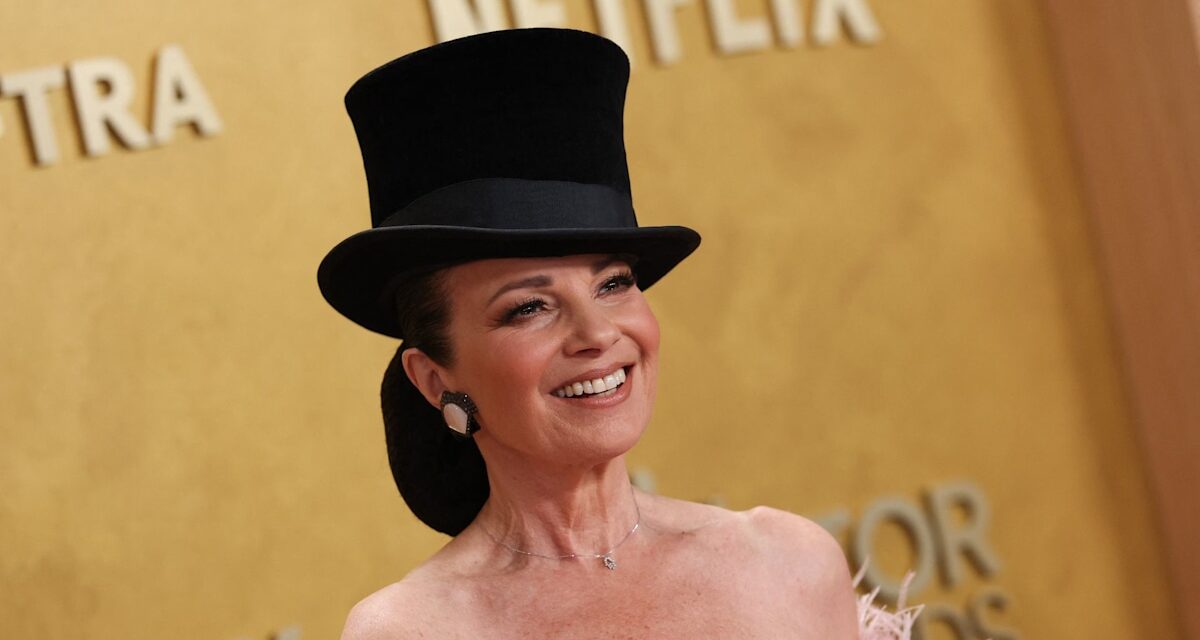 La star de Nanny Fran Drescher fait une apparition remarquée sur le tapis rouge