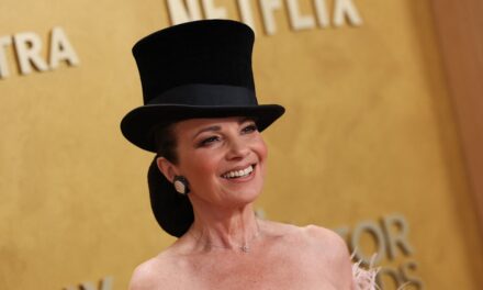 La star de Nanny Fran Drescher fait une apparition remarquée sur le tapis rouge