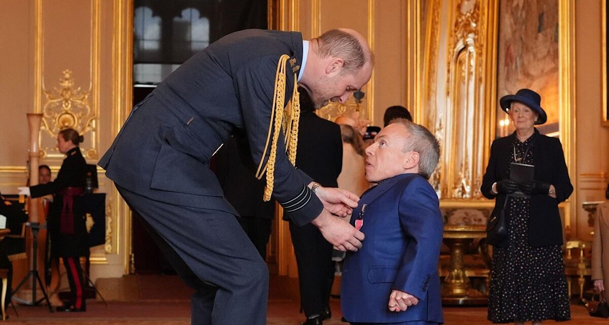 Le prince William décerne un OBE à l&rsquo;acteur Warwick Davis alors qu&rsquo;il organise une cérémonie d&rsquo;investiture de stars au château de Windsor