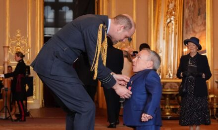 Le prince William décerne un OBE à l&rsquo;acteur Warwick Davis alors qu&rsquo;il organise une cérémonie d&rsquo;investiture de stars au château de Windsor