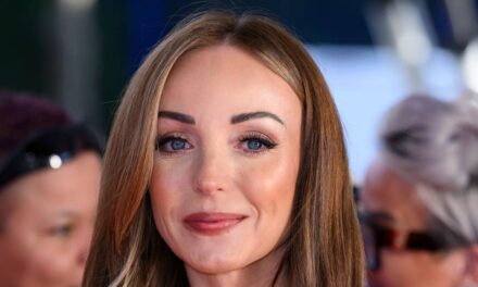 Helen George de Call The Midwife fait tourner les têtes dans la mini-robe la plus moulante