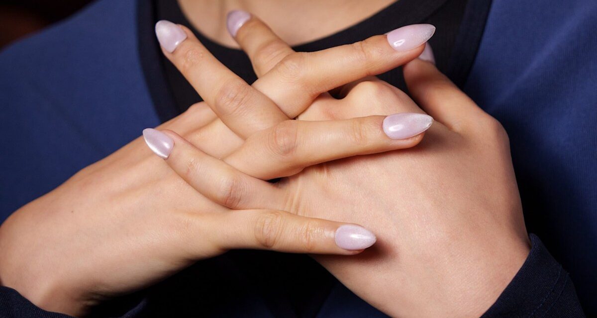 Cette tendance nostalgique des ongles remplace le vernis gel