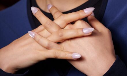 Cette tendance nostalgique des ongles remplace le vernis gel