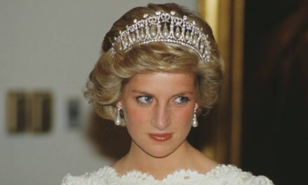 Les belles-filles de la princesse Diana, Kate et Meghan, copient encore aujourd&rsquo;hui le style du denim des années 90