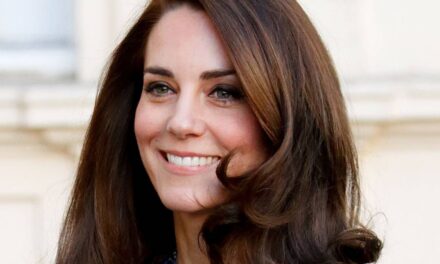 M&S a sorti la parfaite robe midi de printemps à 30 £ et je pouvais tout à fait voir Kate Middleton la porter