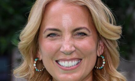 Jasmine Harman de A Place in the Sun impressionne dans son maillot de bain le plus brillant alors qu&rsquo;elle se détend au bord de la piscine en Espagne