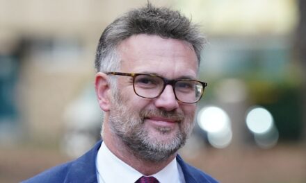 REGARDER : Découvrez quand la star d’Antiques Road Trip, Charles Hanson, a accidentellement cassé un vase inestimable