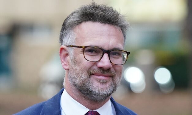 REGARDER : Découvrez quand la star d’Antiques Road Trip, Charles Hanson, a accidentellement cassé un vase inestimable