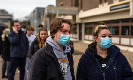 La vérité sur l’épidémie « sans précédent » de méningite B – y compris la façon dont elle se propage et les symptômes inquiétants