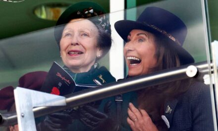Carole Middleton est « la joie personnifiée » alors que la reine Camilla et la princesse Anne lui permettent d&rsquo;entrer dans son cercle restreint
