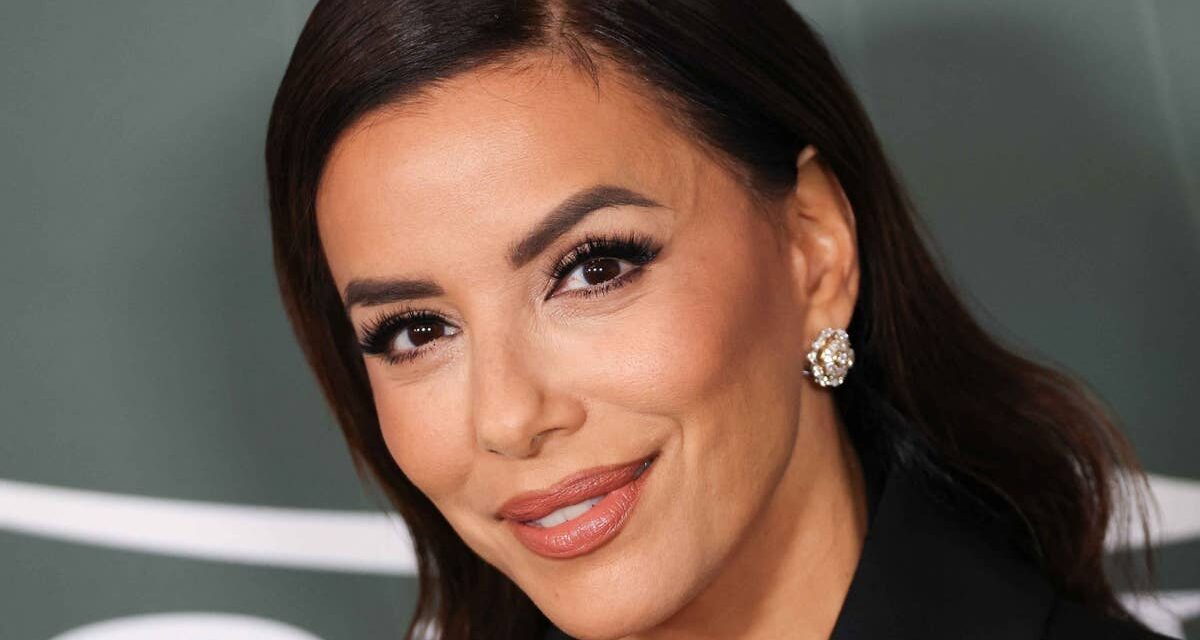 La combinaison de maquillage astucieuse sur laquelle Eva Longoria, 51 ans, s&rsquo;appuie pour son look de lèvres nude surélevé
