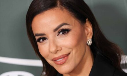 La combinaison de maquillage astucieuse sur laquelle Eva Longoria, 51 ans, s&rsquo;appuie pour son look de lèvres nude surélevé